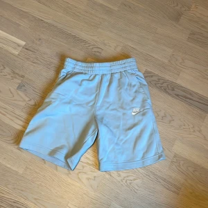 Ljusblå shorts från Nike  - Ljusblå shorts från Nike. Storlek 147-152, säljer då de har blivit för små. Köpt från Nike.