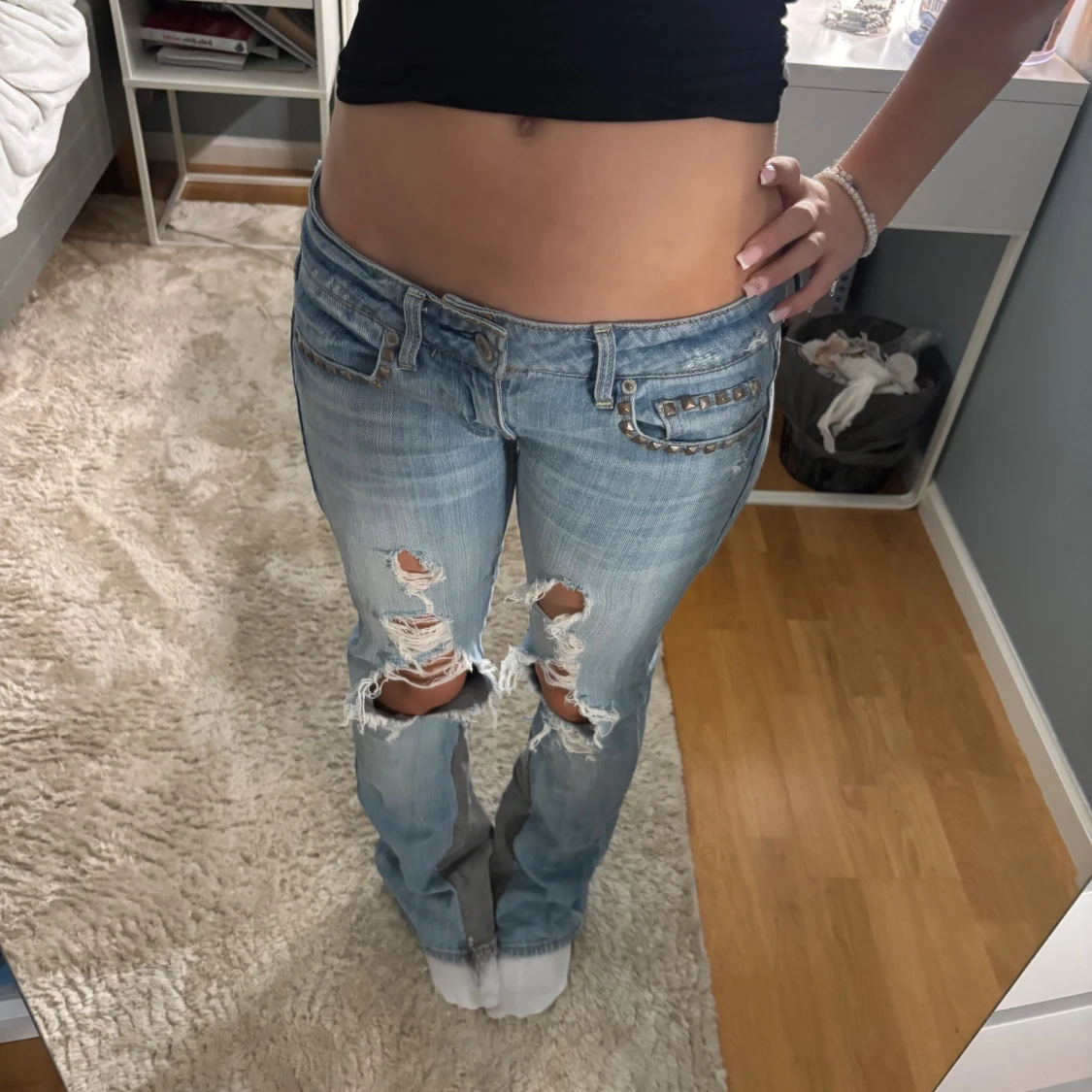 Ljusblå jeans med hål från American Eagle