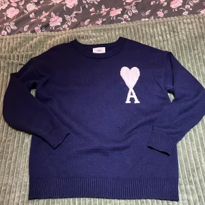 Mörkblå ami Paris sweater   - En mörkblå ami Paris sweater knapt använd, priset är inte hugget i sten.