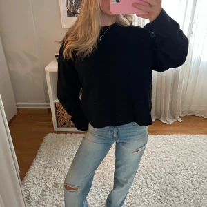 Svart stickad tröja!! - Superfin svart stickad tröja ifrån monki!!💕 Så mysig och fin till hösten och vintern🩷