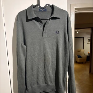 Fred Perry långärmad piké - Säljer nu denna asfeta långärmade pikén från fred Perry. Tröjan är i nyskick och aldrig använd, storlek S. Hör av er vid frågor!!