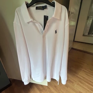 Ralph Lauren Piké - Vit Ralph Lauren pike som är långärmad lite för liten för mig och diggar inte den så mycket