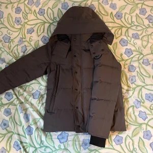 Canada Goode Wyndham Black Label - Grå Canada Goose Wyndham black label parka. Storlek: S. Päls ingår. Mycket bra skick. Endast använd under en vinter. INGA BYTEN!