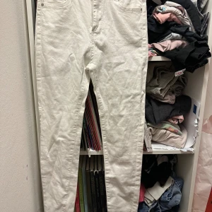 Vita skinny jeans från Laulia  strl: 36 - Snygga vita jeans från Laulia  i skinny fit med råa, fransiga benslut och klassisk femficksdesign. Jeansen är tillverkade i bomull och har en hög midja som ger en schysst siluett. Perfekta att matcha med sneakers eller boots.