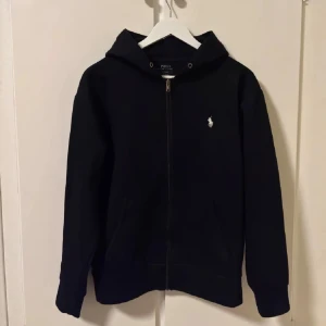 Polo Ralph Lauren Zip - Säljer en snygg Polo Ralph Lauren Zip tröja som är i gott skick 8.5/10✅Köpt på Care of Carl för 1800 mitt pris 1299✅Kom dm för fler bilder📸Hör av er vid frågor och funderingar😊🤝