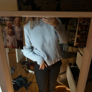 Ljusgrå stickad tröja med rund hals - Mysig ljusgrå stickad tröja med rund halsringning och långa ärmar. Tröjan har en relaxed fit och är perfekt för kyligare dagar. Enkel och stilren design som är lätt att matcha med olika outfits.