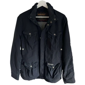 Woolrich field jacka - Riktigt snygg Woolrich field jacka i bra skick. Storlek M. Modellen är 188, hör av dig vid funderingar