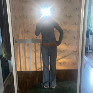 Grått stickat mjukissett med snörning - Grått stickat mjukissett från Gina tricot med ribbad struktur och snörning i midjan. Byxorna har en loose passform och är låga i midjan. Perfekta för en chill och avslappnad look.