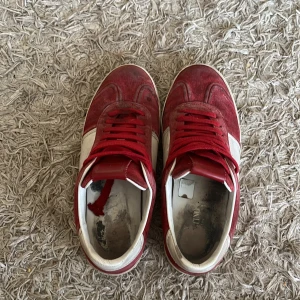 valentino flycrews 39/40 -  hej säljer ett par feta flycrews i storlek 39/40 dom är väldigt smutsiga men inte så slitna. riktigt feta om du vill ha dom bara skriv kan prata om priset
