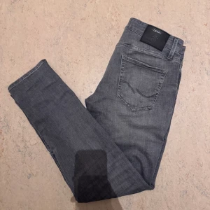 Grå slim fit jeans Jack & Jones - Helt oanvända snygga grå jeans från Jack & Jones i modellen Slim/Glenn. Jeansen har en smal passform, klassiska fem fickor och raka ben. Tillverkade i mjukt denimtyg med en diskret tvättad look. Perfekta för dig som gillar en stilren (grisch) och modern look. (Storlek W31 L32) Nypris 900kr mitt pris 399kr!!!!