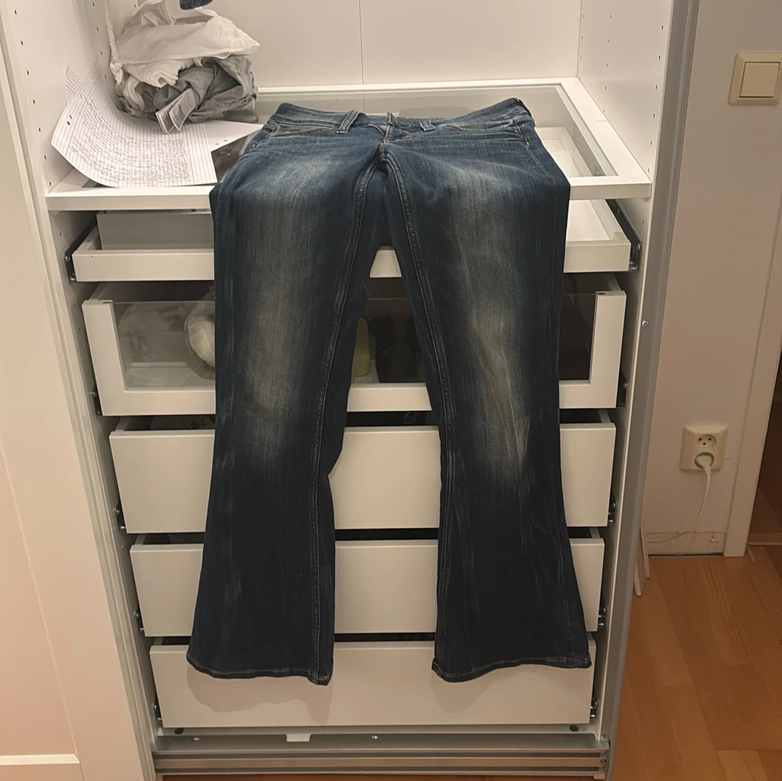 Mörkblå bootcut jeans med grönt märke - 1