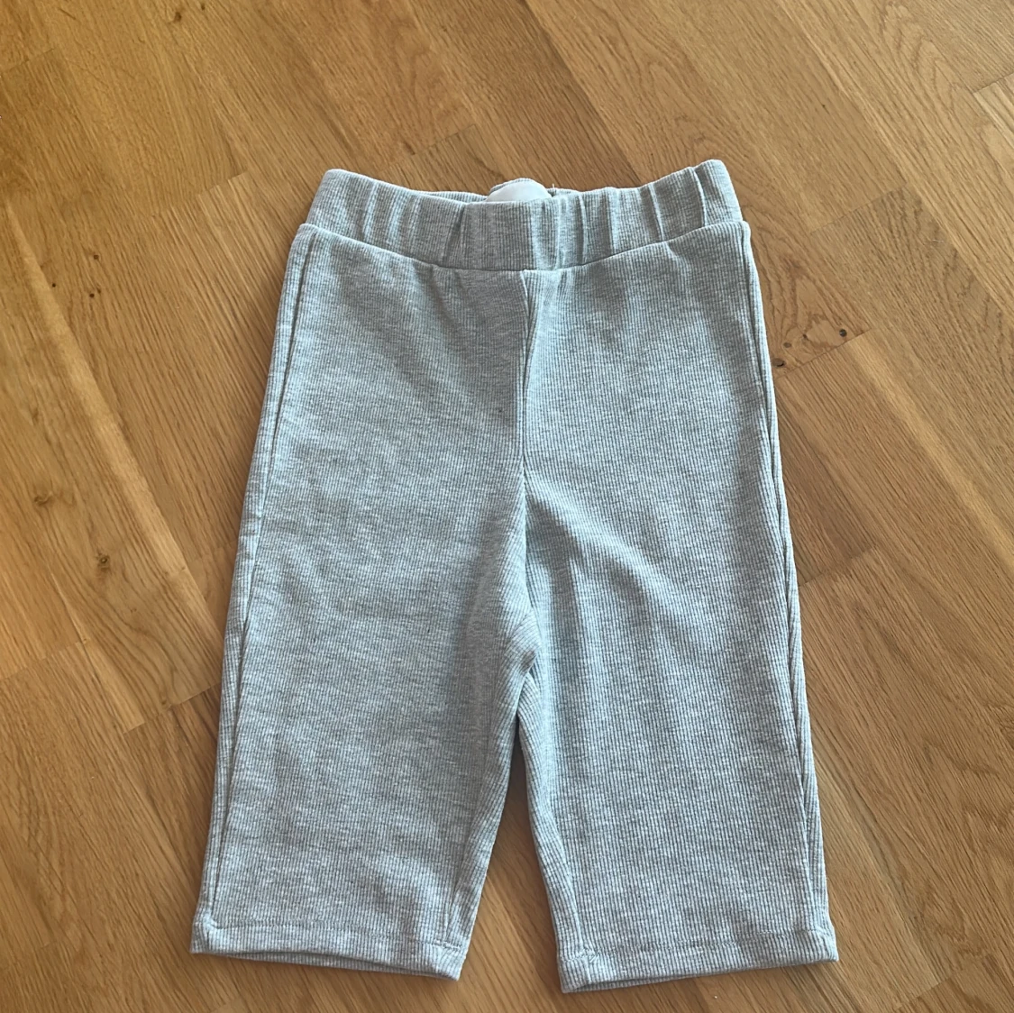 Grå ribbade cykelbyxor