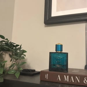 Versace Eau de Toilette herr - Doft av vanilj och äpple, fräsch men söt, perfekt till fest eller vardag. 50ml flaska men ungefär 10ml kvar, perfekt för dig som vill testa doften 