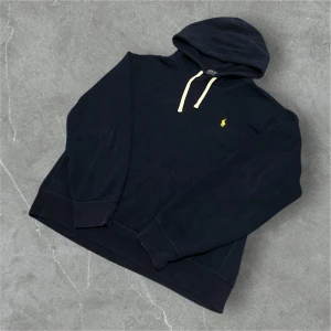 Polo Ralph Lauren Hoodie Mörkblå - 📍Storlek:L  💪🏽Skick:Mycket bra   📐Mått:Längd:67cm:Axelbredd:53cm  📎Material:86%Bomull:14%Polyester  📦Skickar alltid inom 24h  💸Köp fler plagg för att få billigare pris  ✅Äkthetsgaranti