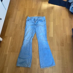 Ljusblå bootcut jeans Wrangler - Snygga ljusblå jeans från Wrangler med klassisk bootcut-passform. Lågmidjade 