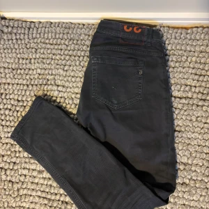 Dondup Jeans George - Dondup Jeans george! Säljer mina trendiga Dondup jeans för de blivit för små. Skick: 8/10 | Priset är ej hugget i sten | Bara att höra av dig vid minst lilla fråga eller fundering📩