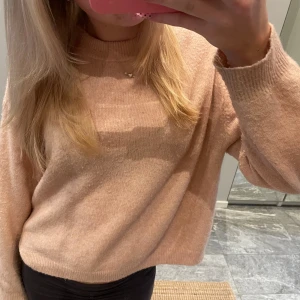 Ljusrosa stickad tröja - Ljusrosa stickad tröja från hm🩷🩷🩷(skicka gärna prisförslag så kommer vi överens om nått)😇😇