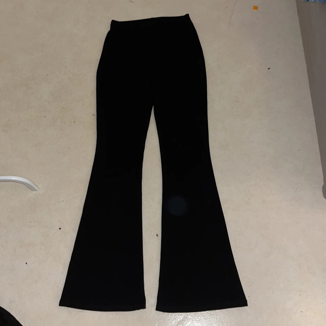Svarta bootcut byxor från H&M XS