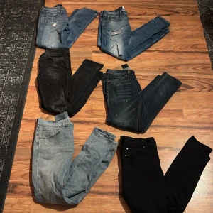 6 par jeans i olika färger och tvättar - Längst upp vänster:Replay jeans 32 Anbass 350kr. Längst upp höger:Replay 32 Anbass 300kr.Mitten vänster:Dondup jeans 31 George 750kr. Mittenhöger:Dondup jeans 32 George 750kr.Ner vänster Dondup jeans 32 Ritchie 750kr. Ner höger: Tiger of Sweden jeans 31 150kr. Skriv privat för specifikare bilder🙂Vill man köpa alla i en bundle är priset 2100kr.
