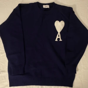 Ami Paris Tröja  - En fräsch o fin mörkblå stickad tröja från Ami Paris. Använd en gång bara. Lite oversize. Storlek S men funkar för M.  Perfekt för dig inför hösten och vintern. Mer bilder eller diskutera pris, hör av er 😊