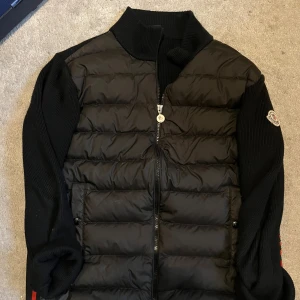 Svart Moncler Cardigan  - Svart Moncler Cardigan 🔥NFC Tag funkar och Den har qr kod! Skriv om funderingar ❤️