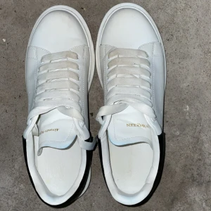 Alexander McQUEEN - Vita Alexander McQUEEN färg vit med svart där bak, använda gott skick haft ca 1år. Strl 44 men passar 44,5 skulle jag vilja påstå. Hör av er vid intresse.!