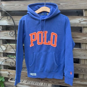 Ralph Lauren Hoodie  - Snygg Hoodie från Ralph Lauren. Storlek XS. Fint skick, men har små färgförändringar längst ner (dock inte något man tänker vid användning). Hör gärna av er vid funderingar🙌