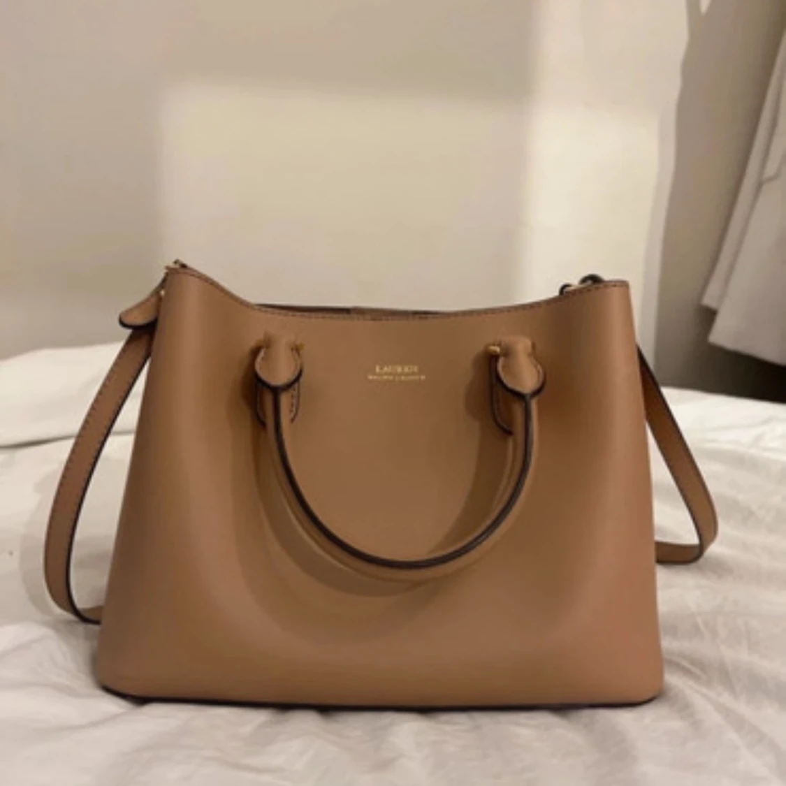 Beige handväska från Lauren Ralph Lauren