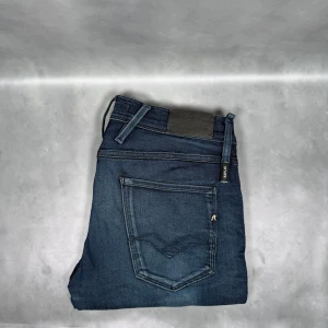 Replay Anbass - - Replay Anbass — Storlek 30/32 — 9/10 — Bra skick utan skavanker — Inkluderat - Jeans — Retail 2000kr — Modellen är - 180cm, 65kg -