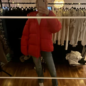 Röd pufferjacka med luva - Jätte fin och varm jacka från Hm