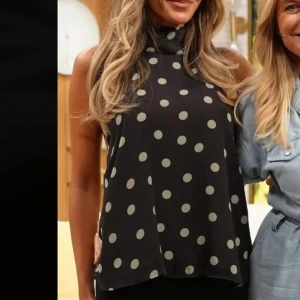 Zara topp - Säljer denna halterneck topp med knytband och öppen rygg. Hann ej lämna tbx toppen i butik så prislapp finns kvar🥰 lånade bilder!!