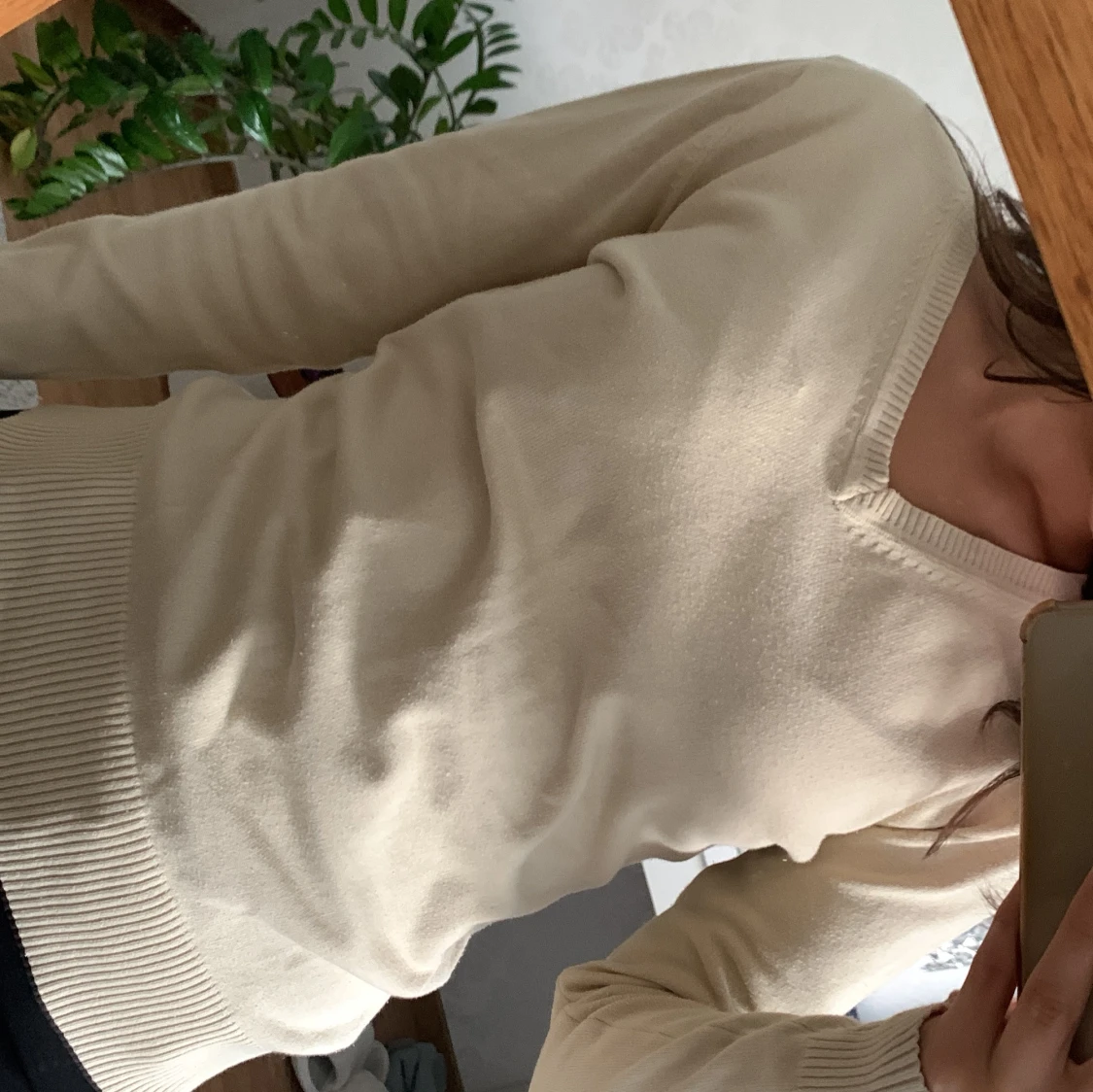 Beige v-ringad stickad tröja !!sitter som M!! - 1