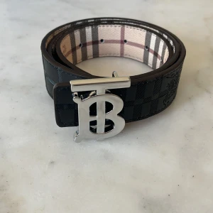 Väntbart Burberry bälte - snyggt vändbart bälte från burberry med silverspänne i storlek 95/110cm, hålgörare ingår. Nytt skick och fraktas inom 24h✅