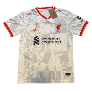 Liverpool FC vit bortatröja Nike - Liverpool FC:s officiella bortatröja från Nike i vit med grått mönster, röda och gula detaljer på krage och ärmslut. Broderad LFC-logga på bröstet och sponsortryck framtill. Tillverkad i lätt och ventilerande polyester.