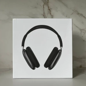 AirPods Max - Säljer ett par helt nya AirPods Max, inte använda endast testade allt på bilden medföljer inklusive laddare och om man vill lyssna med sladd! 