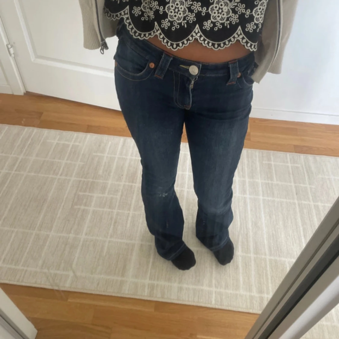 Mörkblå bootcut jeans med fickdetalj - 1