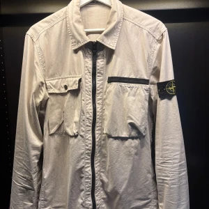 Stone island overshirt - Stone island overshirt i mycket bra skick, storlek medium