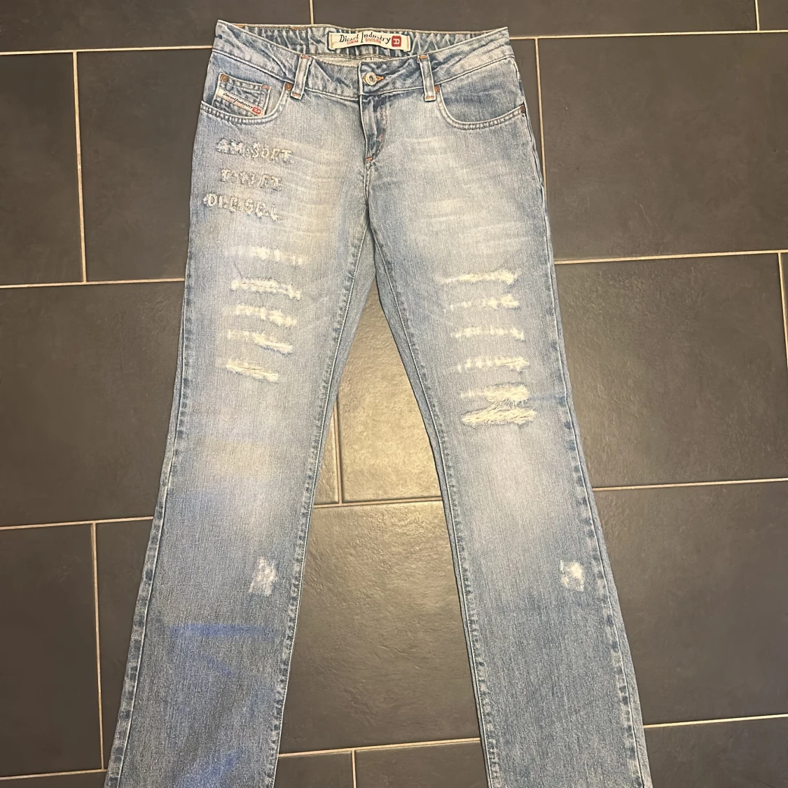 Ljusblå slitna jeans från Diesel