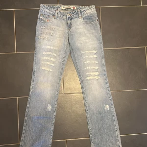 Ljusblå slitna jeans från Diesel - Vintage ljusblå jeans från Diesel med slitningar. Morsas jeans som hon inte använt på flera år. Alla knappar på plats ingen större slitage. Priser kan förhandlas 