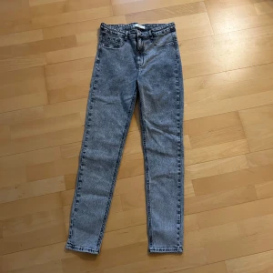 Grå skinny jeans från Gina Tricot - Snygga grå skinny jeans från Gina Tricot, modell MOLLY. Jeansen har hög midja och smal passform hela vägen ner. Materialet är stretchigt denim som sitter tajt men bekvämt. Perfekta till sneakers eller boots.