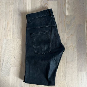 Nudie Jeans Slim Fit - Hej! Säljer nu mina Nudie Jeans i fint skick! De har en riktigt snygg tvätt och sitter snyggt! De är i storleken W30 L30. Ordinarie pris: 1600 kr. Hör av dig vid frågor! 