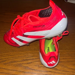 Adidas Predator Elit - Säljer ett par min Adidas Predator för att storleken var för liten. De har testats på 2 träningar så de är som nya. Påsen medföljer. Pris kan diskuteras vid snabb affär