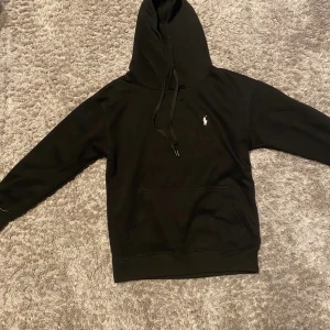 Ralph Lauren hoodie - Splitterny svart hoodie från Polo Ralph Lauren i strlk S. Pris kan diskuteras!