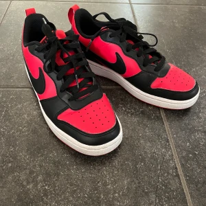 Nike skor - Svarta och röda Nike Court Borough Low Recraft i storlek 38,5, de har bara användes några gånger och är i mycket bra skick:)