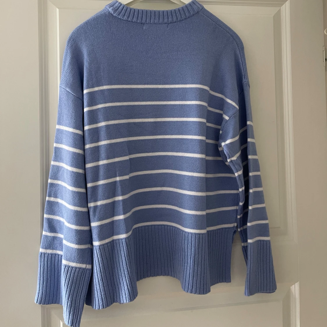 Blåvit randig stickad tröja - 1