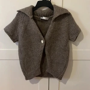 Zara tröja  - Säljer en söt tröja från Zara i storlek L men mer som S  (oversized) Lånade bilder 