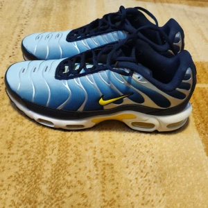 Nike sneakers blå och gula detaljer - Nike Air Max Plus TN – helt nya Helt nya, aldrig använda Nike Air Max Plus (TN) i blått. En ikonisk och eftertraktad sneaker med den klassiska vågdesignen och bekväma Air-dämpningen. Perfekta för dig som vill ha ett par fräscha TN:s direkt ur kartongen. Storlek 43                                                                      Kan släppas billigare vid snabb affär                                