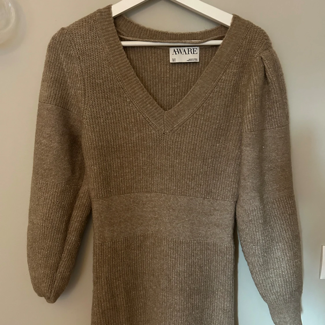 Beige stickad långklänning AWARE - 2