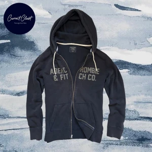 Mörkblå hoodie från Abercrombie & Fitch - Mörkblå hoodie från Abercrombie & Fitch med dragkedja och vit snörning snörning | Passar perfekt till kalla vinterdagar och är otroligt limiterad | Size S, fråga gärna om det är några funderingar 