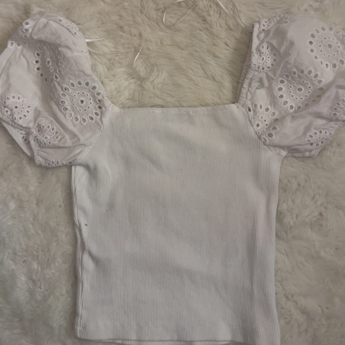 Vit topp med puffärmar och broderi